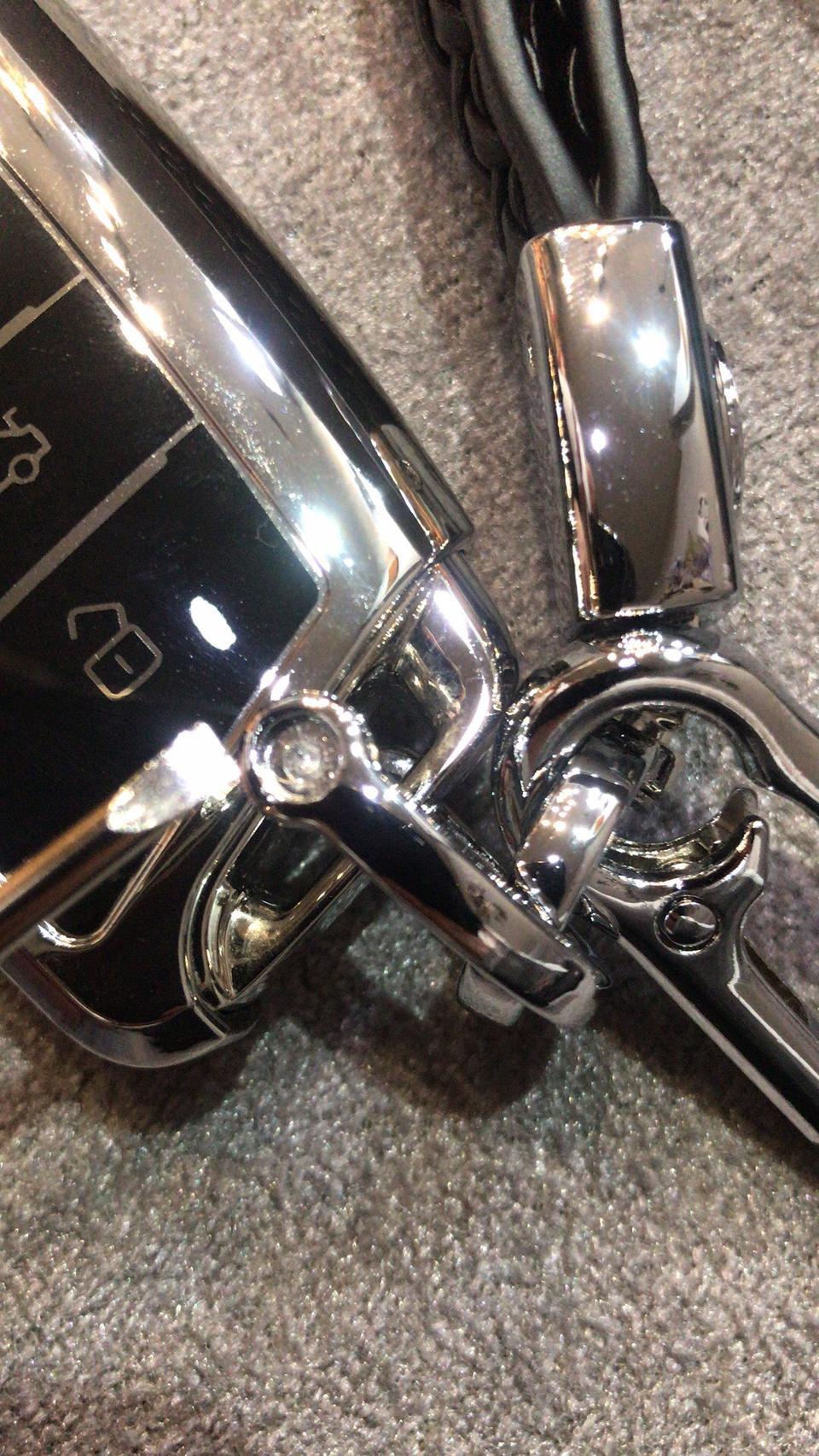 老铁们，探岳锁车时是不是手指触摸把手一下呀？为啥我的有时可以有时失灵了呀