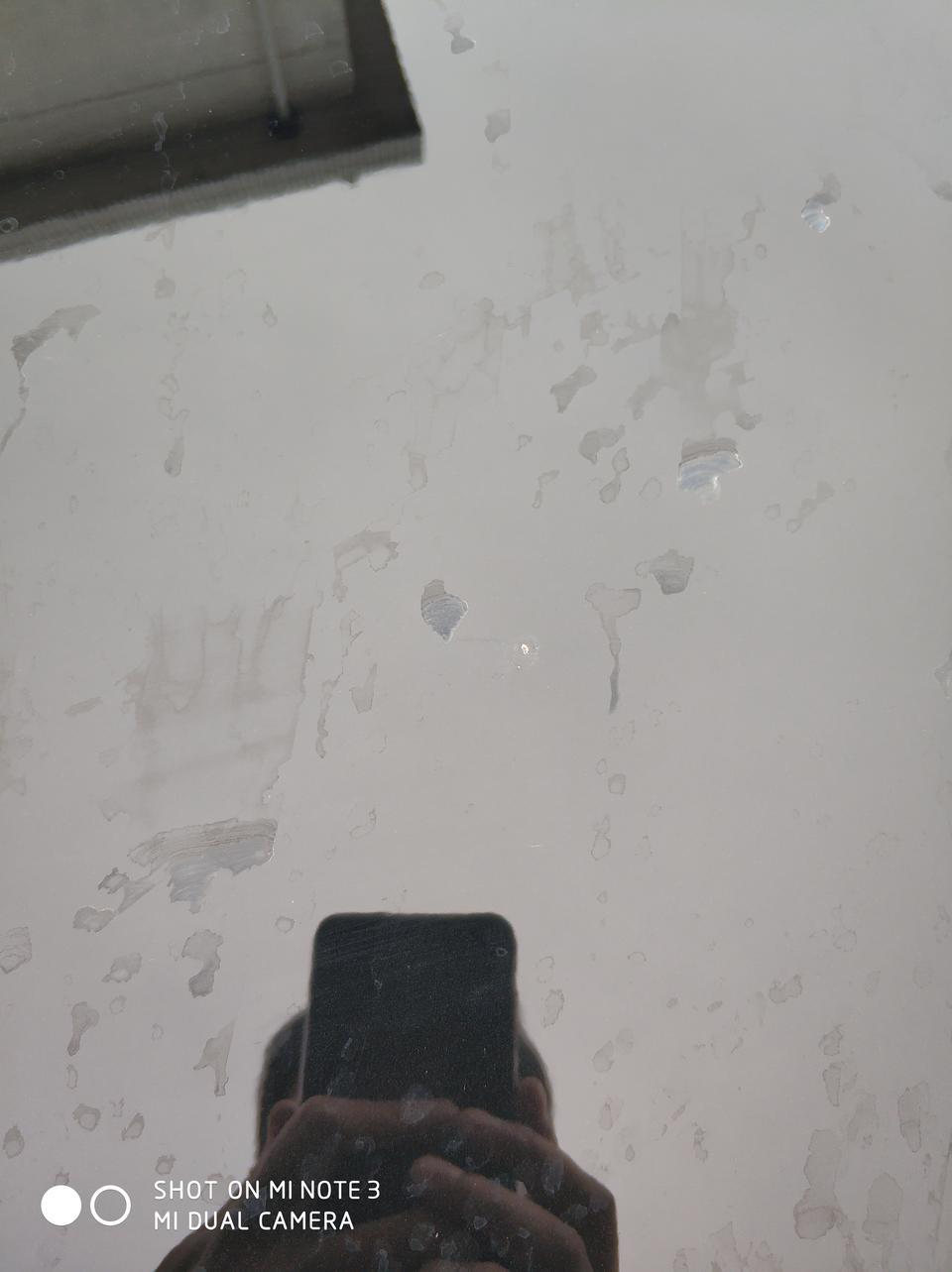 奥迪q5l-刚一个月车漆面这个德行。怎么洗也洗不掉？这是什么？水渍？油渍？应该怎么弄？
