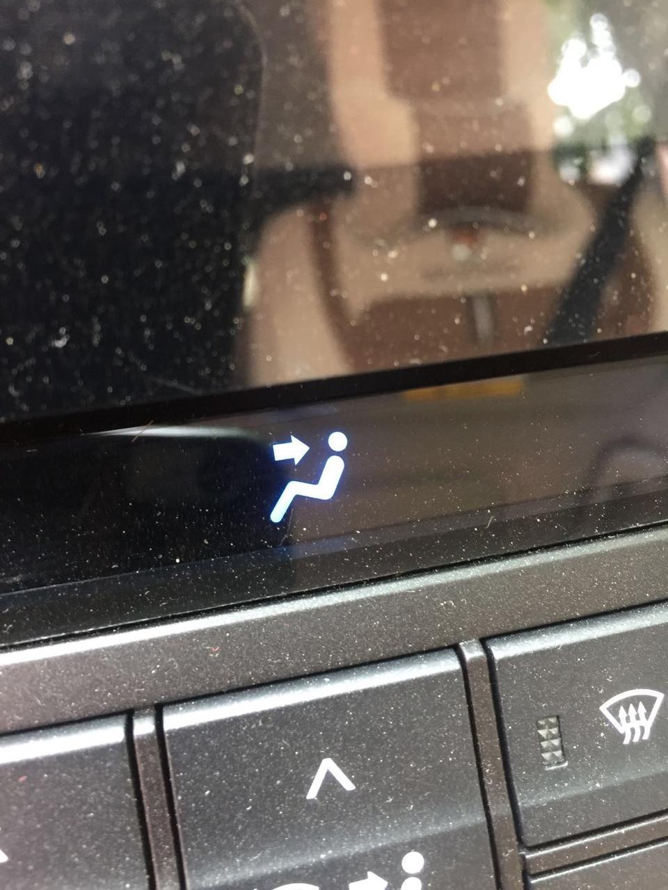 rav4荣放-这个吹风灯标只要车通电就亮、正常吗？正是我不会关、求大师解答