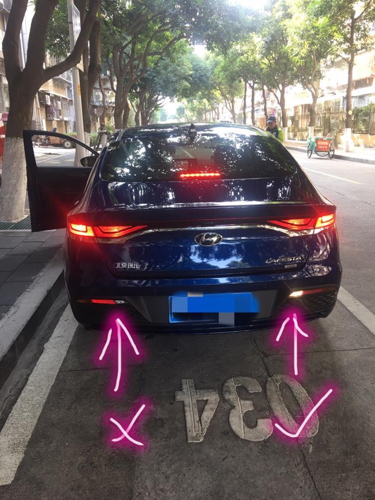 现代菲斯塔，倒车时，倒车灯只有一边亮的吗？另外一边是摆设？
