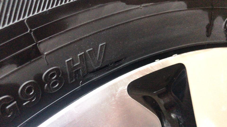 本田cr-v-刚提回来三天的新车，由于转弯的时候不注意轮胎划了一道小口子，大约一厘米，求大神来解答影不影响正常行驶啊？还是换一条轮胎？
