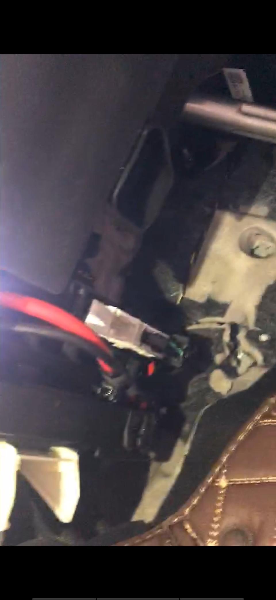 探岳-今天提车开出4s 店后一段时间发现油门踏板后面是没有包裹的，如图所示可以看到里面的海绵跟铁皮，想知道这款车是这样设计的，还是只有我这辆车是这样的，有同样问题的车主吗？