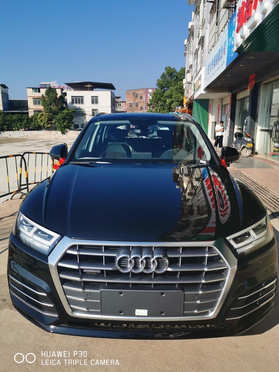 奥迪q5l-45时尚版黑色，朋友车行提的车，25号订，国庆提的车，399999全款落地，送360行车记录仪，脚垫，玻璃贴膜，这个价格合适吗？坐标广东河源，过几天希望能选个好牌。