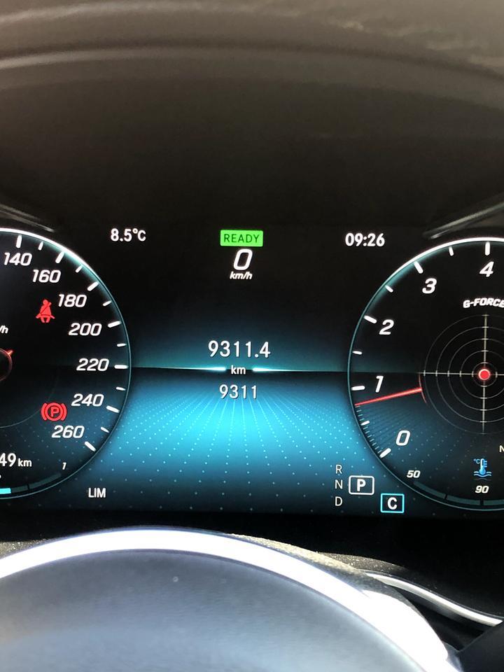 奔驰c级-我的车是C260L今年6月提的车 到现在跑了9000公里了 问题出现的特别多 下坡路段自动挡模式2档下坡然后下坡之后转速自己上3000了声音大但就是不升挡需要踩刹车之后在踩油门才正常，然后还有就是起时踩油门转速到3000之后声音特别大但是就是不升挡松开油门以后待转速自己降到2000在踩油门这时候升档正常了，还有就是当天第一次冷车启动的时候怠速从1000多转降到七八百转的时间短，开过一段路程熄火等到在需要开车启动车辆之后转速从1000转以上降到七八百转需要的时间特别特别长，启动车子之后在车内能听见