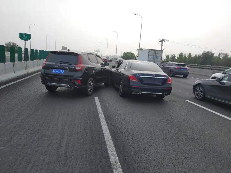 奔驰e级-奔驰E300L。提车第五天被一个老头给撞了、老头全责、左前翼子板怼出俩坑、轮胎也被刮一道口子、4s店说钣金修复后也不是平得得拿腻子找平、（钣金修复加喷漆+换轮胎价格在7000左右）本来已经勉强接受这样的结果、然后让我老公给老头打电话修好过来交钱，老头就说我们是骗子讹他钱、那么一点小伤就要7000块钱，不来交钱还挂电话，老头自始至终都没有一句道歉态度也特别不好、内心有些接受不了，就好像我撞他一样，现在完全不想接受钣金修复、请问我可以要求全责方的保险公司更换翼子板吗？请教大神我怎么做才能维护我自己的