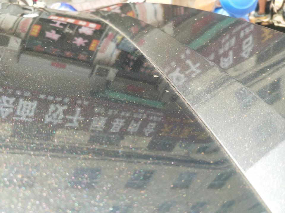 各位我的菲斯塔太空灰。后备箱上面的漆怎么会有很小的铁锈？？？？正常吗？
