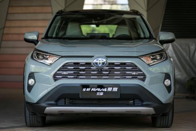 rav4荣放-纠结中，2.0汽油版风尚和风尚四驱到底怎么选，贵9000块到底有没有意义，平时市区使用多，怕四驱用不上，这个9000块的四驱值得不，望大神指点！