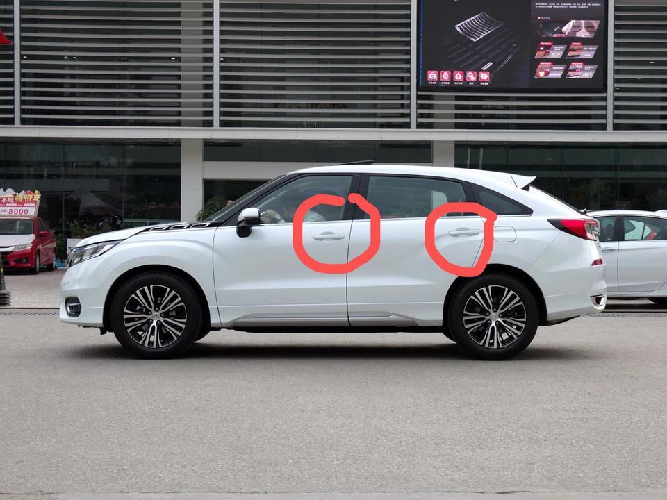 各位大哥大姐，小弟想请问冠道2.0T豪华版  车门灯会不会亮，谢谢