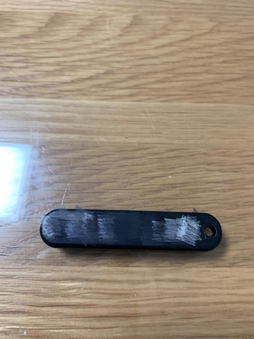 探岳-这个小牌儿掉进缝隙里了！在行车中会有影响吗？需要不需要去4S取出来？开了10多公里目前没有发现车内有异常。但是总是心虚