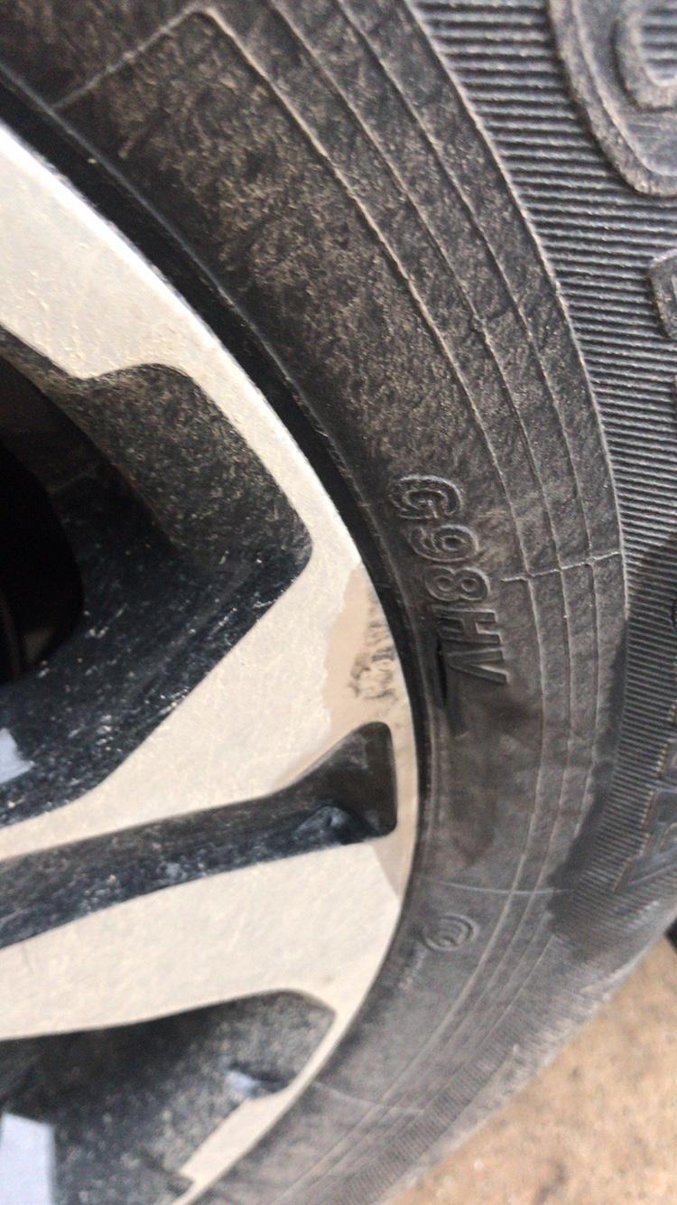 本田cr-v-刚提回来三天的新车，由于转弯的时候不注意轮胎划了一道小口子，大约一厘米，求大神来解答影不影响正常行驶啊？还是换一条轮胎？