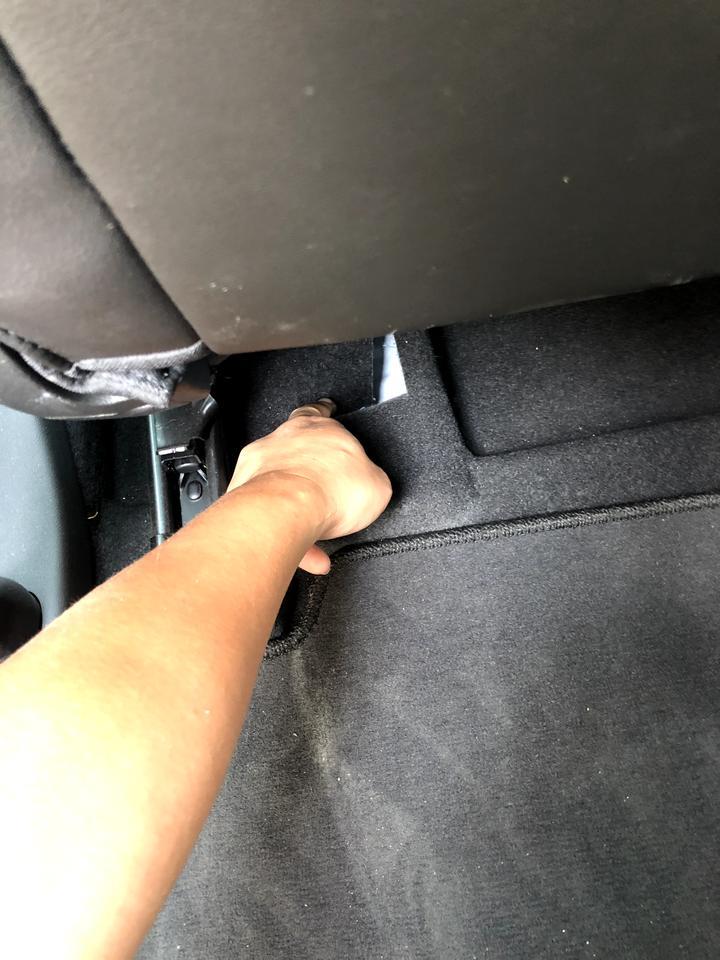 迈锐宝xl-535锐联，昨天发现驾驶位下面的布破了，如图。本以为朋友坐车的时候用脚蹬的，后来发现副驾驶下面也有个洞，切口和形状一样，我想问大家有这种情况吗？把前排座椅往前调就能看到。也不知是出场时就这样还是4S店弄的