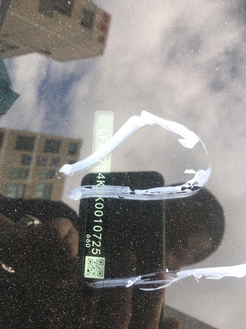 三月三十日订取的亚洲龙汽油进取版六月二十八日终于到店，历时九十天内饰虽然是织布座椅，看起来虽然不上档次，但坐着的感觉挺好，异味也很小，轮圈虽说不是很豪华对于银子不够的我也没什么介怀的，唯一觉得应该添加360倒车影像，但要怕挂正式牌是否有影响，有老友告诉我一声，另外把车子图片附上，本人不爱拍照水平有限，不要吐槽，碳晶棕，4s店工作人员说白色和银色到车慢一点，可能颜色难弄一些吧，我自己估计是，我的车是4s店第一辆到的乞丐版，可能利润低一些安排在后面一些生产，高配车型个把月会到货，这恰恰低配车型对于银子不趁手的