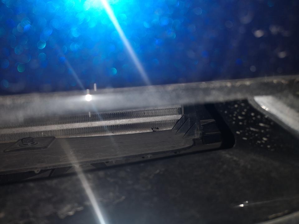 菲斯塔-新车刚400公里，今天无意间发现前保险杠下方坏了，百度了一下这一块是散热片，咨询朋友之后打开空调发现压缩机依旧可以工作，请问这个到底需不需要维修。还是直接换一个新的散热片。