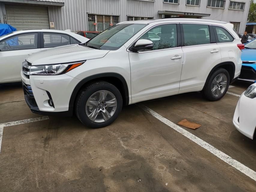 汉兰达-气温0℃左右，新车启动，怠速大概1500转左右。原地热车3分钟左右怠速很难降到1000转以下，正常吗？正确操作在什么时候适合开车？