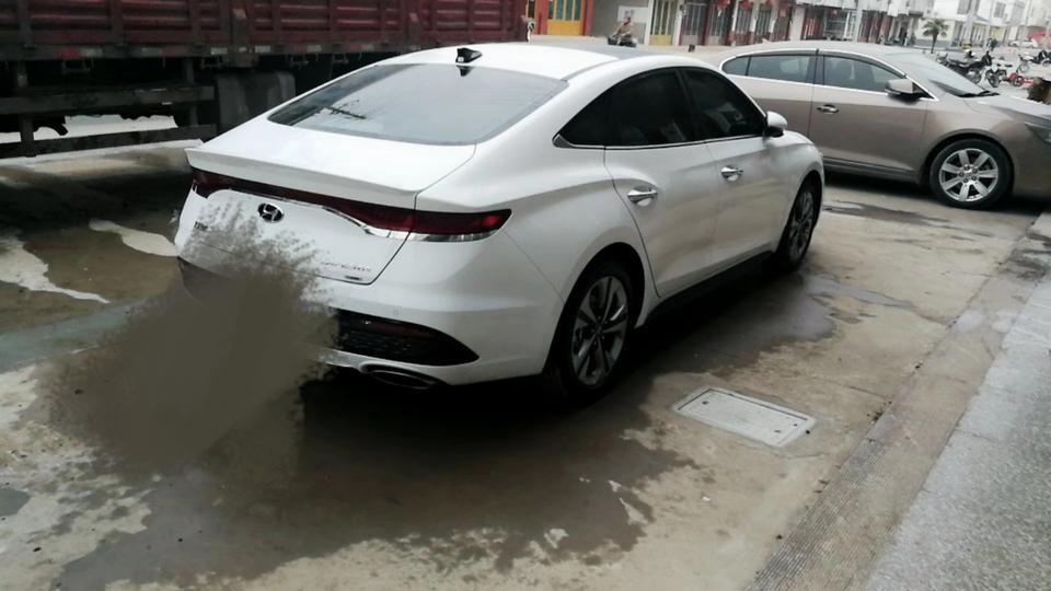 本人提了一款白色智速版的菲斯塔，只想说很一般的车，如果有机会我肯定不会在选这款