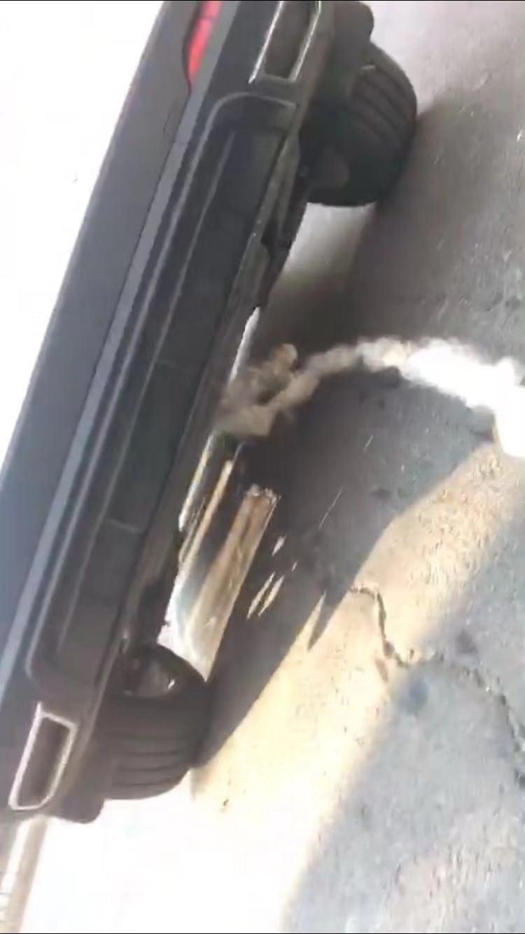 我的大众途岳排气管爆啦，我应该怎么维护我的权益？
20日晚上加班到11点,开车回家，先通电,后打火,只听见哄的一声,不知道是哪里爆炸了,吓得我赶紧把火熄灭了,下车检查。以为自己被暗害了呢。由于晚上太黑了,什么也看不到。又回到车里尝试着继续点火,只听见突突的声音,好像是从车底部传出来的,和之前打火的声音完全不一样。我又下车检查了一圈,还是看不到啥,检查了大灯,轮胎,看了一圈,还是没发现啥。这大晩上的上哪找修理部去啊.….看仪表盘没有故障灯,硬着头皮把车开回了家。第二天给4s店打电话,他们说开过去看看,这才发