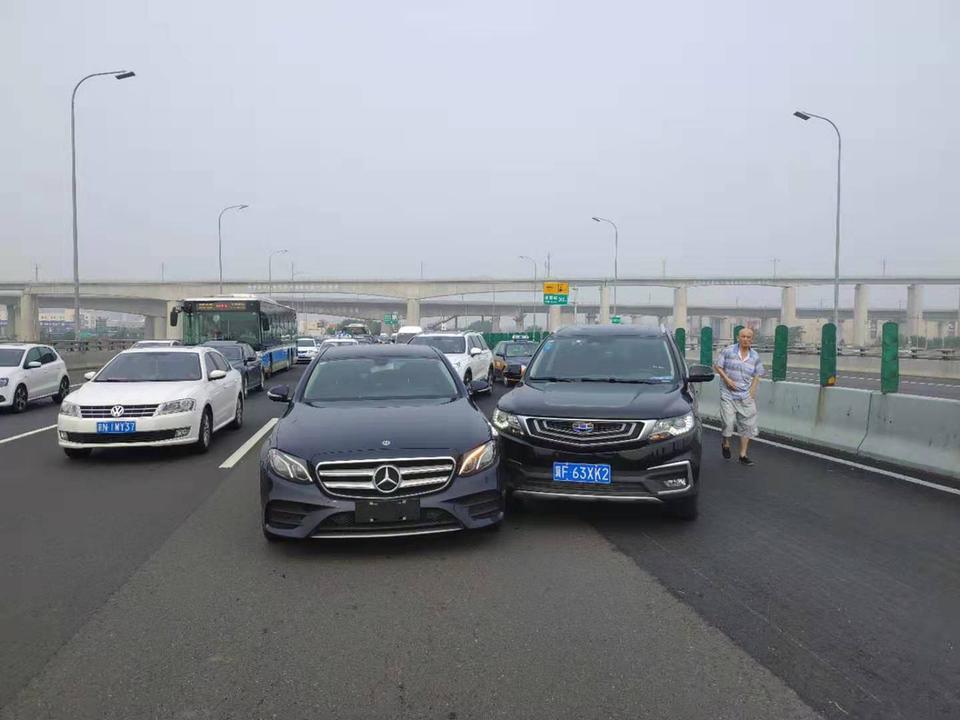 奔驰e级-奔驰E300L。提车第五天被一个老头给撞了、老头全责、左前翼子板怼出俩坑、轮胎也被刮一道口子、4s店说钣金修复后也不是平得得拿腻子找平、（钣金修复加喷漆+换轮胎价格在7000左右）本来已经勉强接受这样的结果、然后让我老公给老头打电话修好过来交钱，老头就说我们是骗子讹他钱、那么一点小伤就要7000块钱，不来交钱还挂电话，老头自始至终都没有一句道歉态度也特别不好、内心有些接受不了，就好像我撞他一样，现在完全不想接受钣金修复、请问我可以要求全责方的保险公司更换翼子板吗？请教大神我怎么做才能维护我自己的