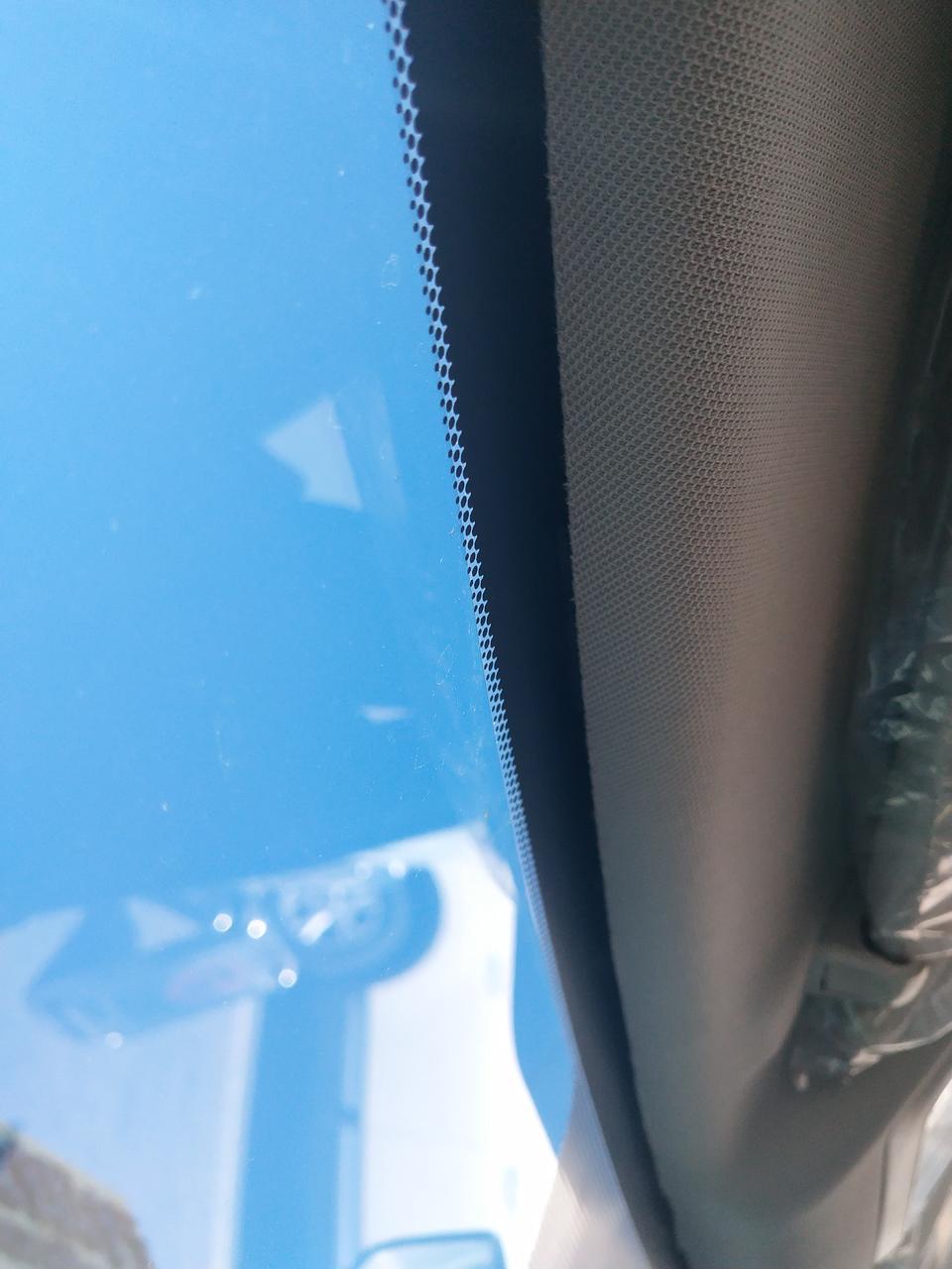 rav4荣放-荣放前档上边沿没有胶条吗