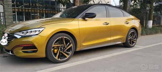 请问一下菲斯塔顶配车型车顶是照片这样吗？
