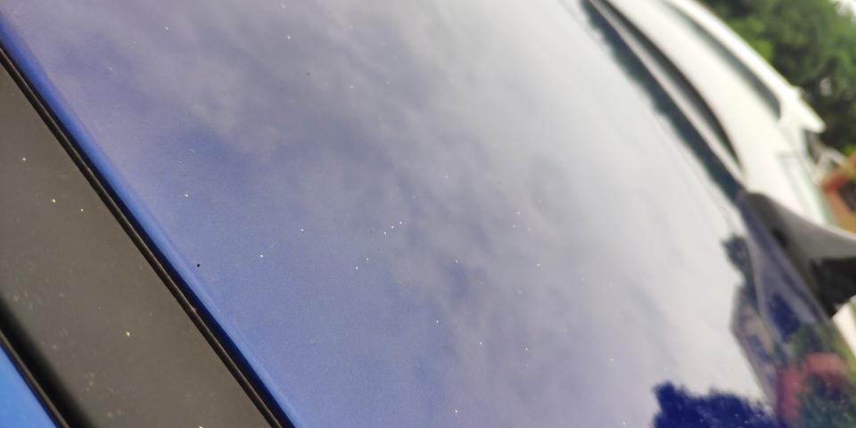 菲斯塔-麻烦问下，停了一晚上。第二天过来就这样了。刚好去4s店贴膜。他们建议去抛光，我自己接了盆水，用布扣是可以扣掉的。但是很慢。有谁知道怎么可以快速去这个吗？一点点小黄点，不知道是不是楼上人喷漆飘下来的。