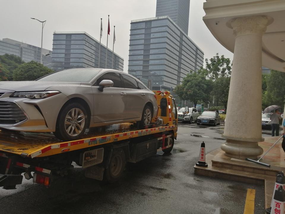 亚洲龙今天出现这种故障
起因本人人生中第一辆车 进取版燃油亚洲龙2019年7月15日提车今天下午14.30左右在饭店吃完饭后着车开了一圈开到饭店门口下车办事当时着车开了几百米路    ，停下来待速状态车N挡怕后溜就锁了电子手刹之后就挂不进D挡去的，出现故障提示，然后熄火就推回P挡去就打不着踩刹车顶脚接触不了离合档挂不进电子手刹解不掉车才跑了2480公里提车三个月不到的时间，后续联系了深圳龙岗平湖都通丰田经销店销售，销售员开始说让我自己翻车本手册查看附近服务店的售后电话，简直来气我从来没看过那本东西现在车出