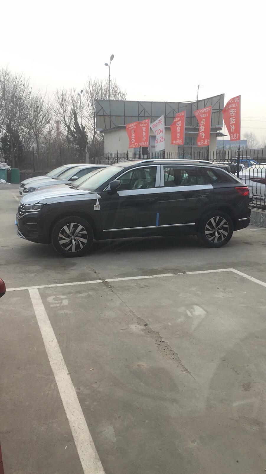 探岳-330两驱豪华版是真皮座椅吗？需要安装座套吗？