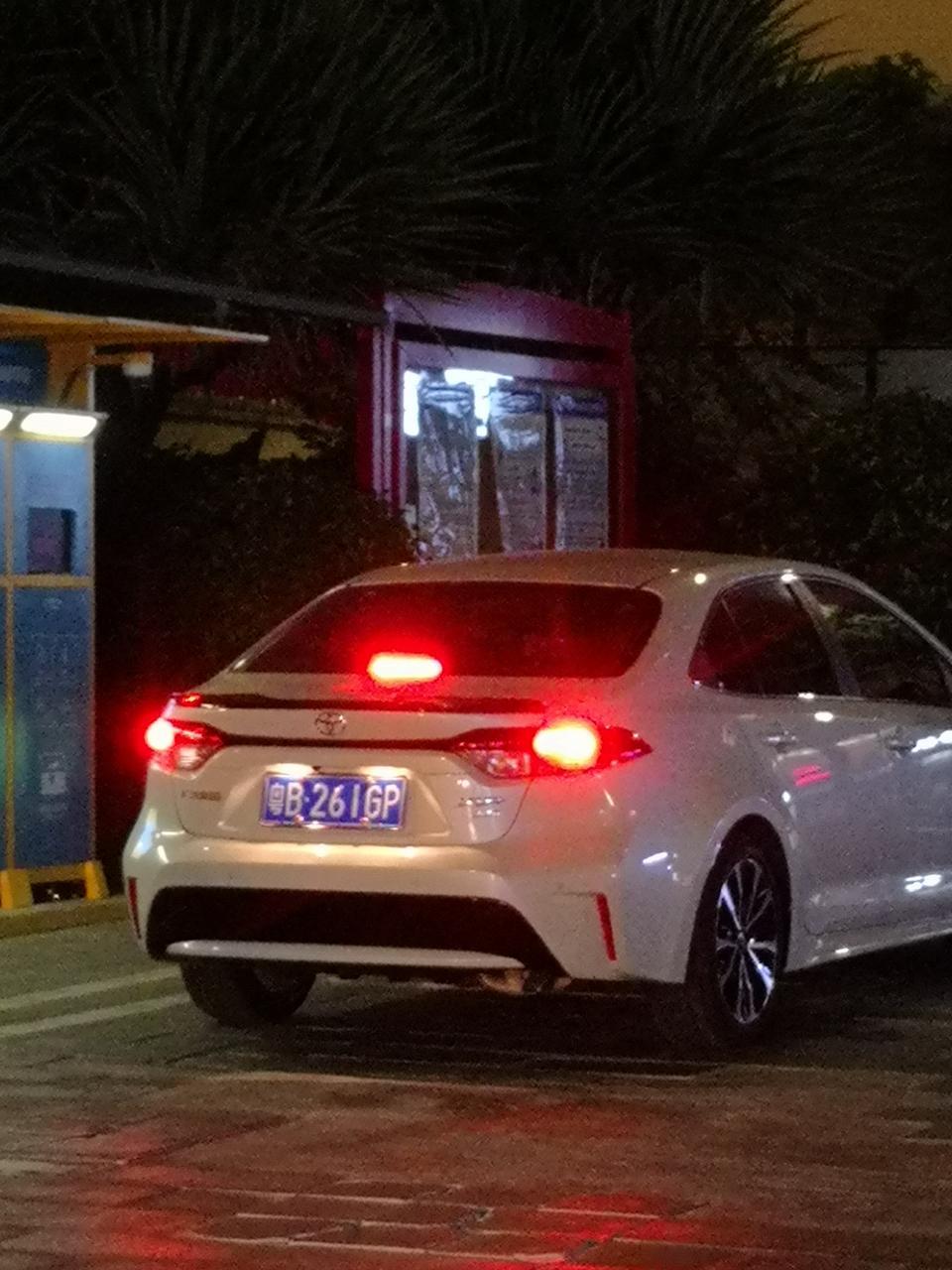新车刚提回来半个月，4s店说一千公里要做首保，请问大家买雷凌或者卡罗拉的时候是多少公里才去做首保？