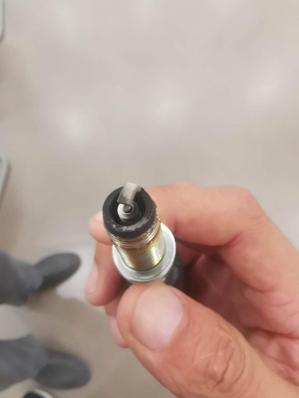 挂D档踩着刹车车子抖动特别厉害，英朗1.3互联精英，售后一直说我油品不好导致的，我一直从中石油或者中石化加油，问了其他1.0的车主挂着D踩着刹车不松都不会抖动厉害，我那车门 座椅方向盘都能感觉震动，现在心里特别着急，售后拆了左侧还有下面机脚说没事，他们调一个左侧机脚换看能不能解决这个问题，说不一定能解决，那么如果换了还是抖动那么厉害，各位车友我该怎么办，心里捉急，说我油品不好，我换了四五箱石化95 ，更换一次火花塞，依然是这样。江湖救急啊各位，我到底咋办？下面的火花塞是原车的，如果说燃烧不好导致挂着D档踩