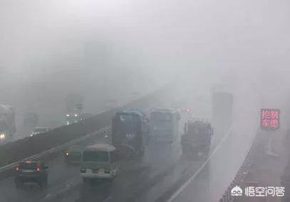 雷凌-高速公路上突遇暴雨或大风时，在应急车道短暂停留是否违章？