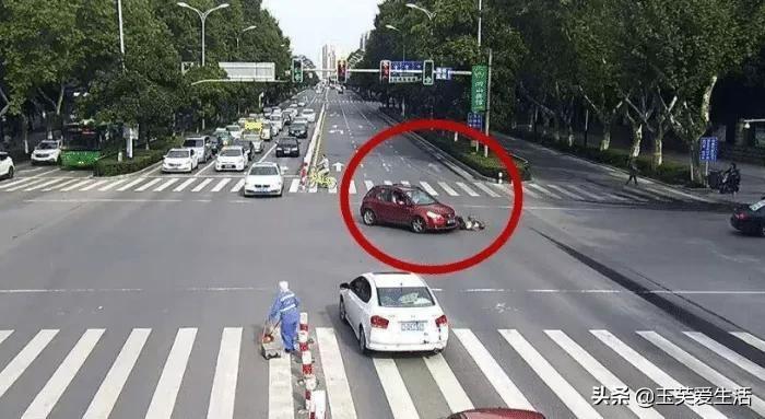 雷凌-撞死闯红灯电动车主用赔偿吗？

虽然我国一直在强调交通意识，但是就算到了现在，有些人骑电动车还是不看红灯。虽然说不少人都是为了赶时间，但是跟安全相比，那点时间耽误了也没啥，真的想不通那些人为啥就是能不把自己的生命当回事？其实不少车主都是很烦那些骑电动车的，因为不少人根本不看道路的情况，直接瞎闯。所以不少车主就想问，撞死闯红灯电动车主用赔偿吗？