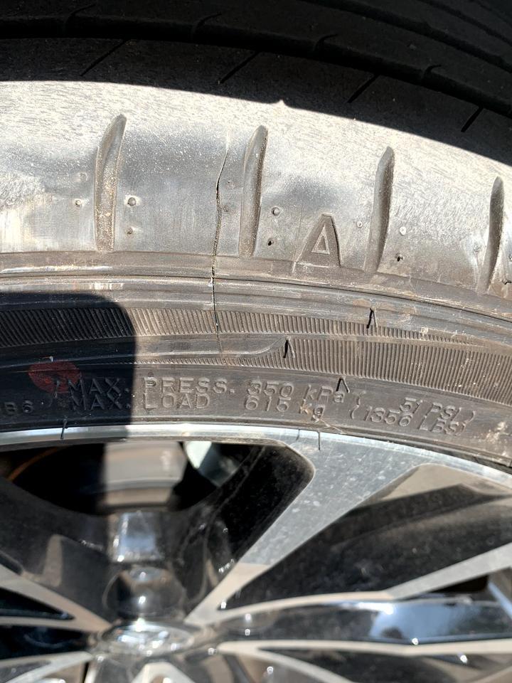 雷凌-停车蹭到路边铁板了 要怎么办 有老司机教教我吗