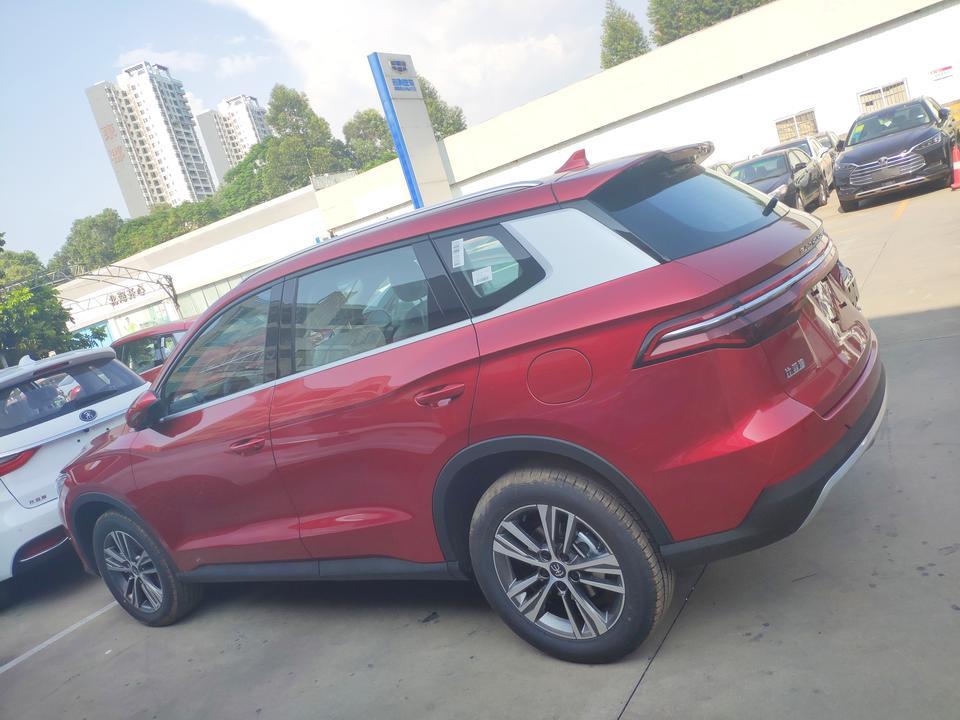 想请问一下，宋Pro红色全款125516元落地，这个价格贵不贵，送了原厂行车记录仪、一升原厂机油、底盘装甲、原厂地垫。