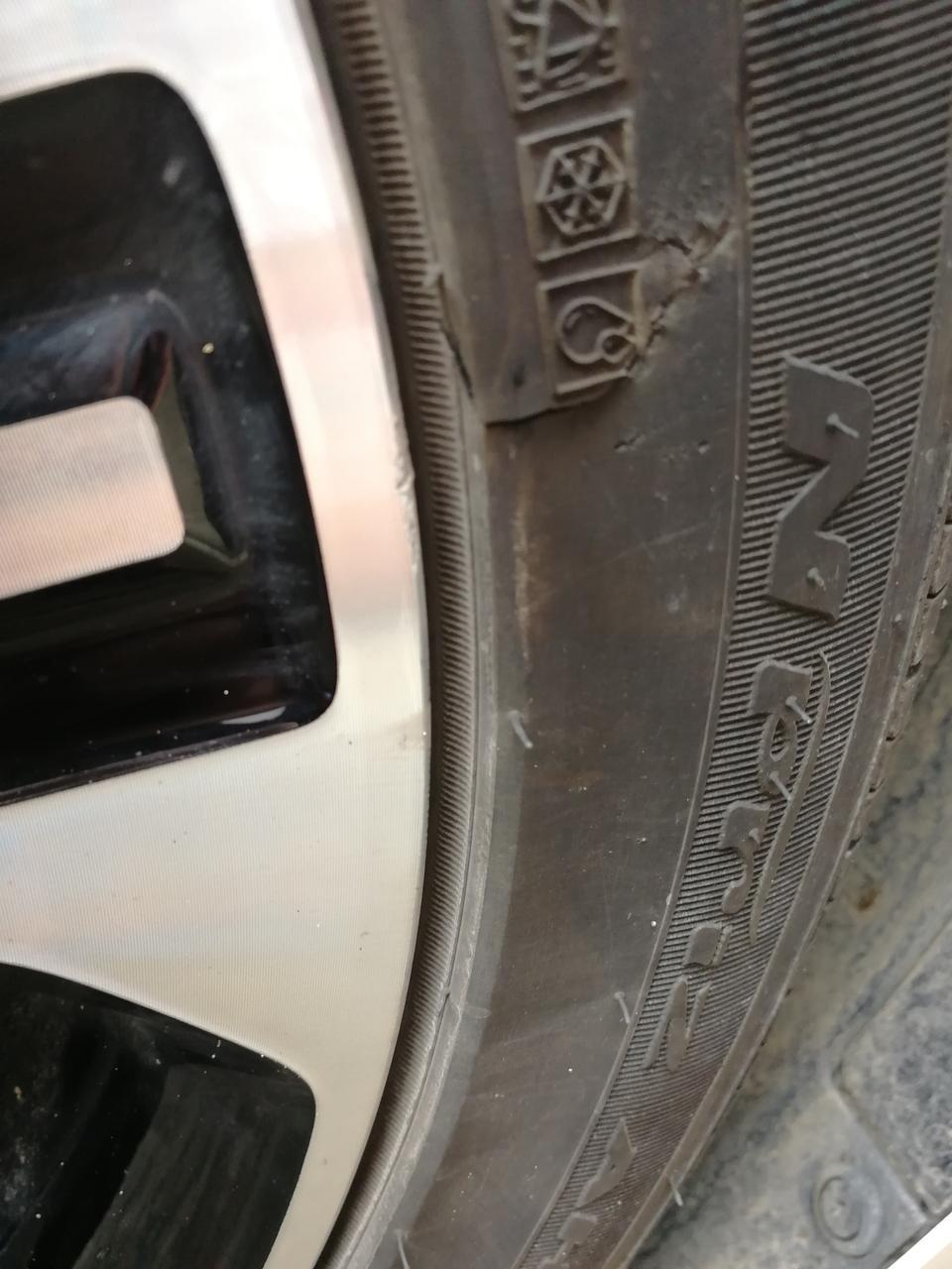 领动-轮胎刮成这样还可以开吗？