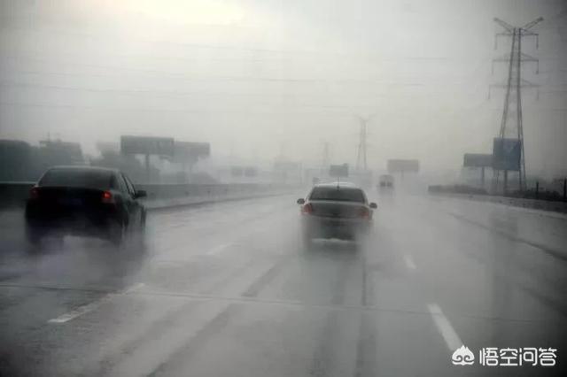 雷凌-高速公路上突遇暴雨或大风时，在应急车道短暂停留是否违章？