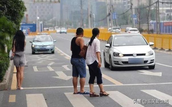 雷凌-撞死闯红灯电动车主用赔偿吗？

虽然我国一直在强调交通意识，但是就算到了现在，有些人骑电动车还是不看红灯。虽然说不少人都是为了赶时间，但是跟安全相比，那点时间耽误了也没啥，真的想不通那些人为啥就是能不把自己的生命当回事？其实不少车主都是很烦那些骑电动车的，因为不少人根本不看道路的情况，直接瞎闯。所以不少车主就想问，撞死闯红灯电动车主用赔偿吗？
