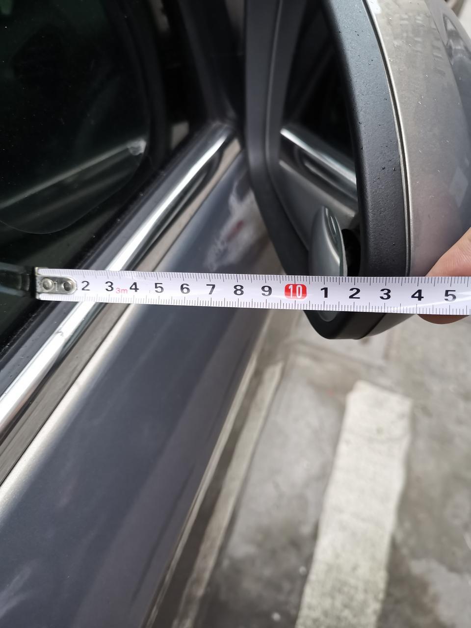 新英朗车主们，你们的高配电动合后视镜关闭时离车窗距是不是两边不一样的？左边有15.5公分，右边是12.5公分？是这样不？为什么两边不一样？