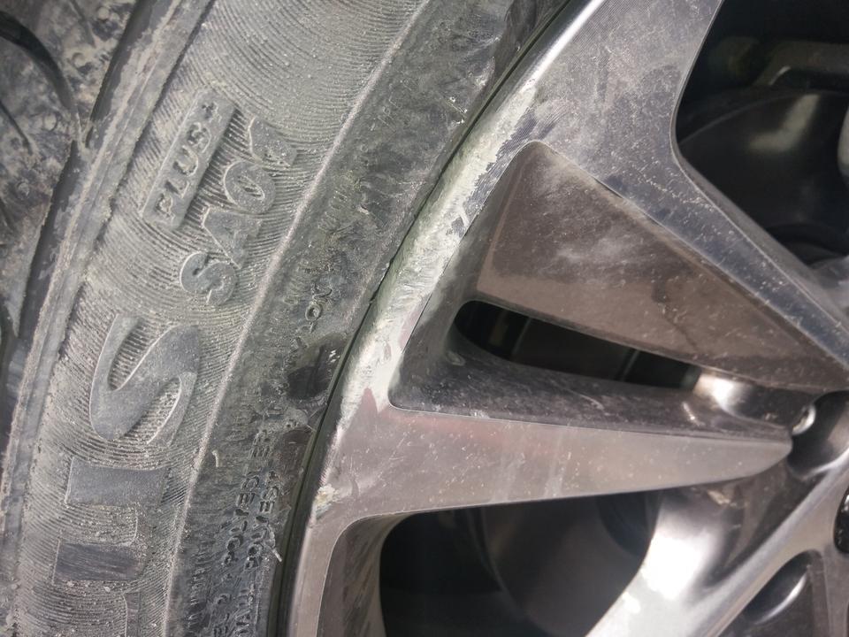 领动-新车刮了马路牙子，刮到轮毂轮胎，如图，这样影响安全吗？