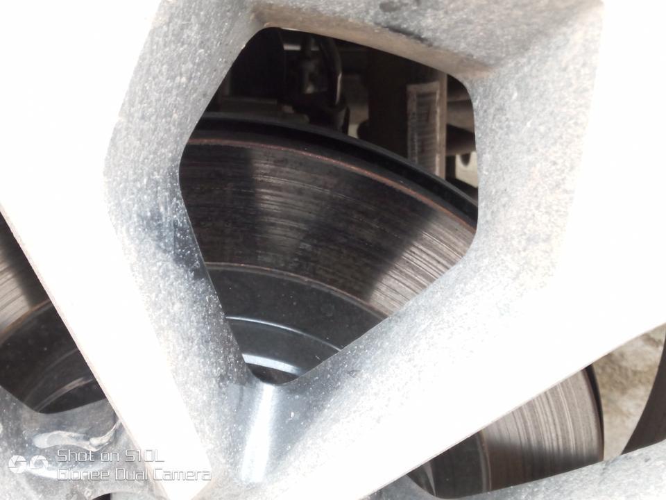 瑞虎8-各位车友，你们的虎8有没仔细观察过后刹车盘，我的才跑600公里，感觉后轮刹车盘磨损比较严重，出现了一些小细槽，不光滑，是不是需要去4s店检查一下？