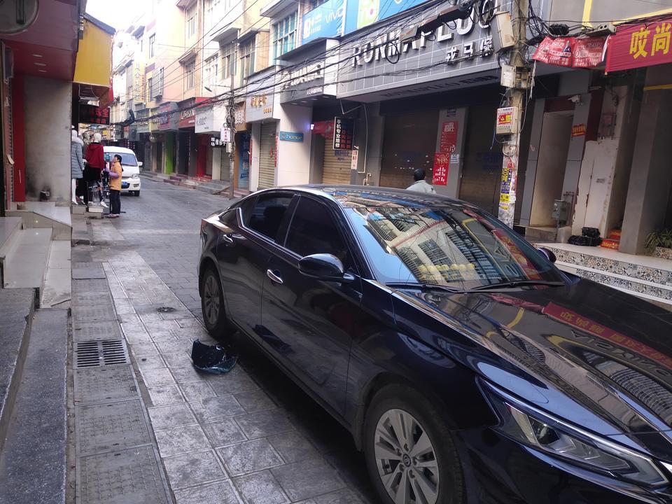 天籁-这车没防盗功能吗？我的玻璃被砸都没个屁反应，外部怎么弄都没反应，从里面开门防盗器才叫，我特么放里面的东西都丢了