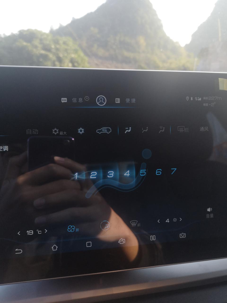 宋pro-一个月前刚提的车，今天中间的空调出风口不出风了，空调设置也设置了。为啥就是不出风啊，还就是中间的空调出风口和后排的出风口不出风。有大神知道咋回事不？