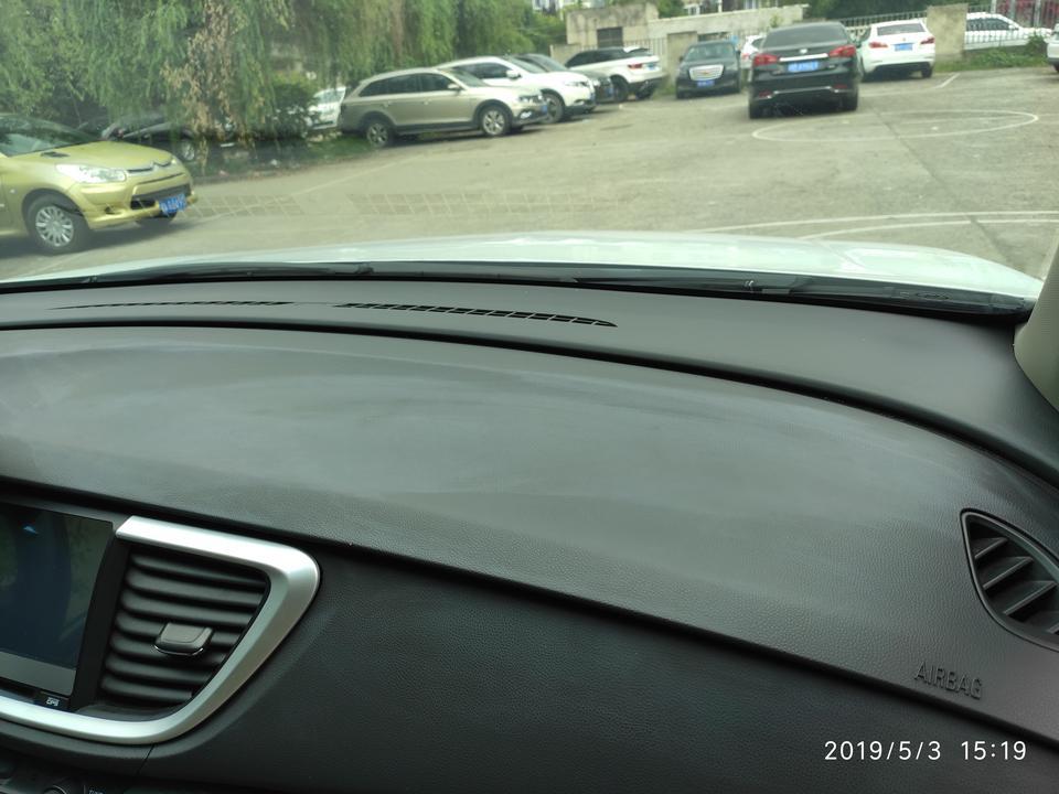 车友们，我的英朗车中控台上不小心粘上汽车蜡，哪位车友能告诉我怎样才能清洗干净呢？谢谢了！
