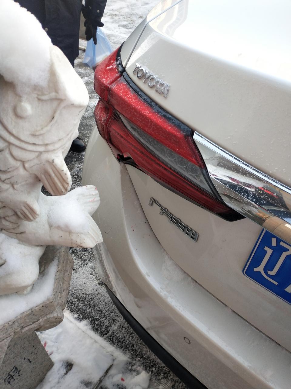 雷凌-马上到一年的车，今早下雪路滑，倒车时不小心撞到栏杆，后车灯罩坏了，现在离开现场了，还能报保险吗？问了4s店修这个灯600块钱左右。是报保险划算还是自己修车划算呢？?