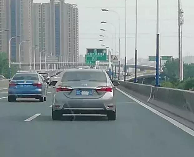 雷凌-乱停车挡别人路，遭报复车子被遮挡车牌扣12分，你觉得冤吗？


对于司机而言

最怕的就是路上一不小心就违章

不仅要罚钱，还要扣分

一年12分，一不小心就扣光了

于是就有了一些人的“自作聪明”

各种奇葩遮挡号牌的“招数”