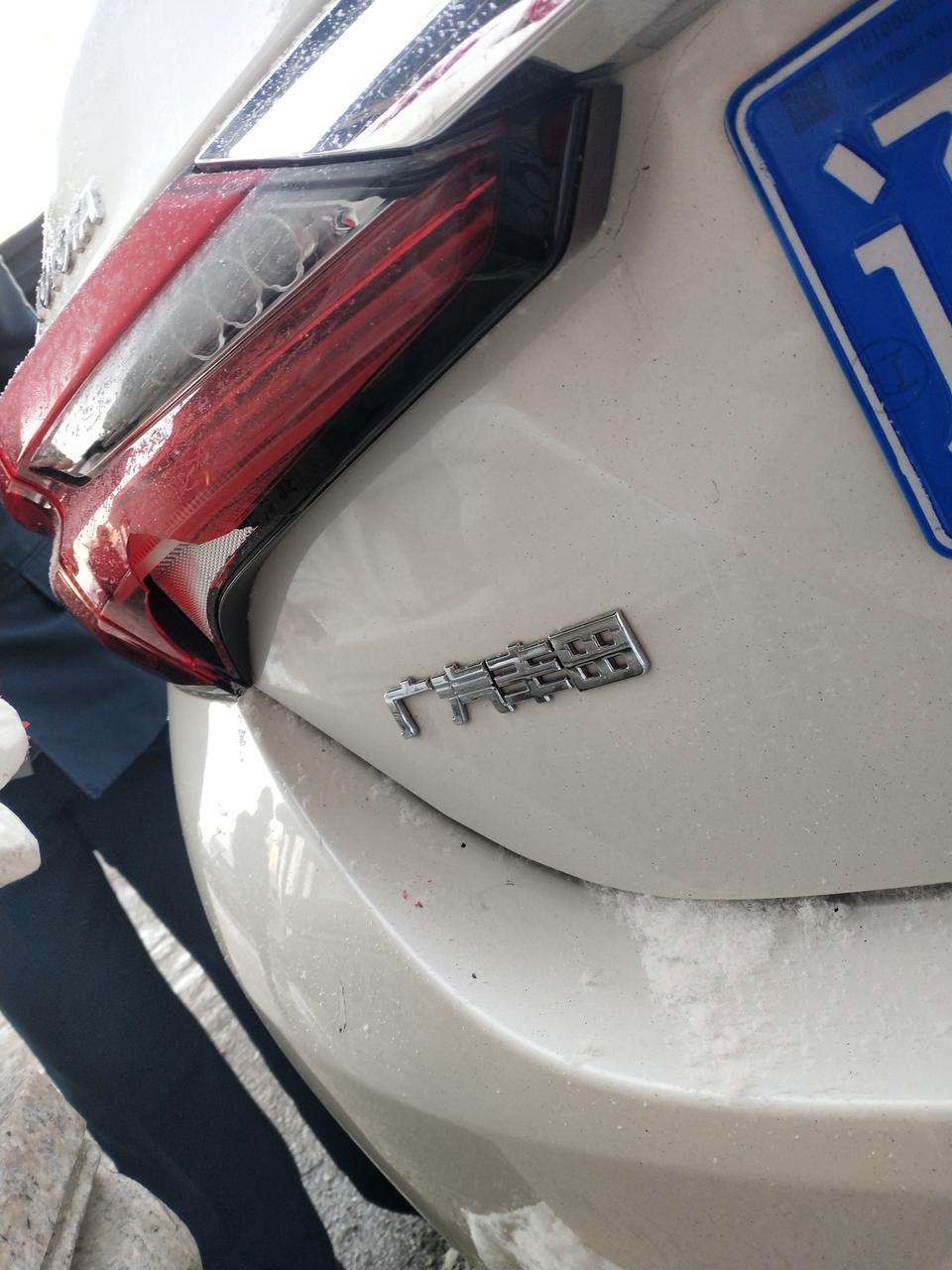 雷凌-马上到一年的车，今早下雪路滑，倒车时不小心撞到栏杆，后车灯罩坏了，现在离开现场了，还能报保险吗？问了4s店修这个灯600块钱左右。是报保险划算还是自己修车划算呢？?