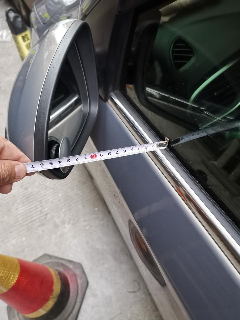 新英朗车主们，你们的高配电动合后视镜关闭时离车窗距是不是两边不一样的？左边有15.5公分，右边是12.5公分？是这样不？为什么两边不一样？