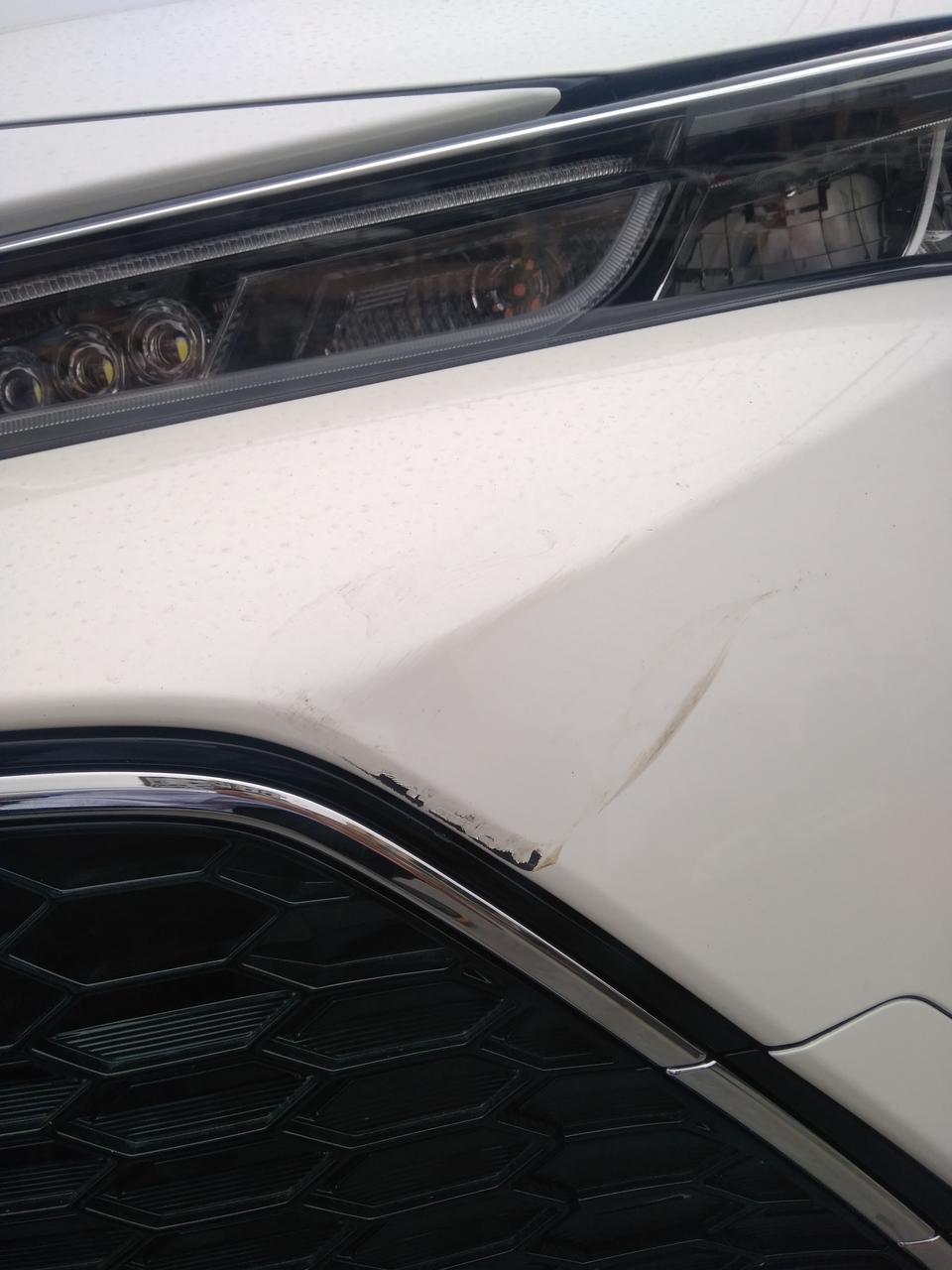 雷凌-新提的车，第二天就发生了剐蹭，车头成了这样，请问各位大佬该怎么办呀?