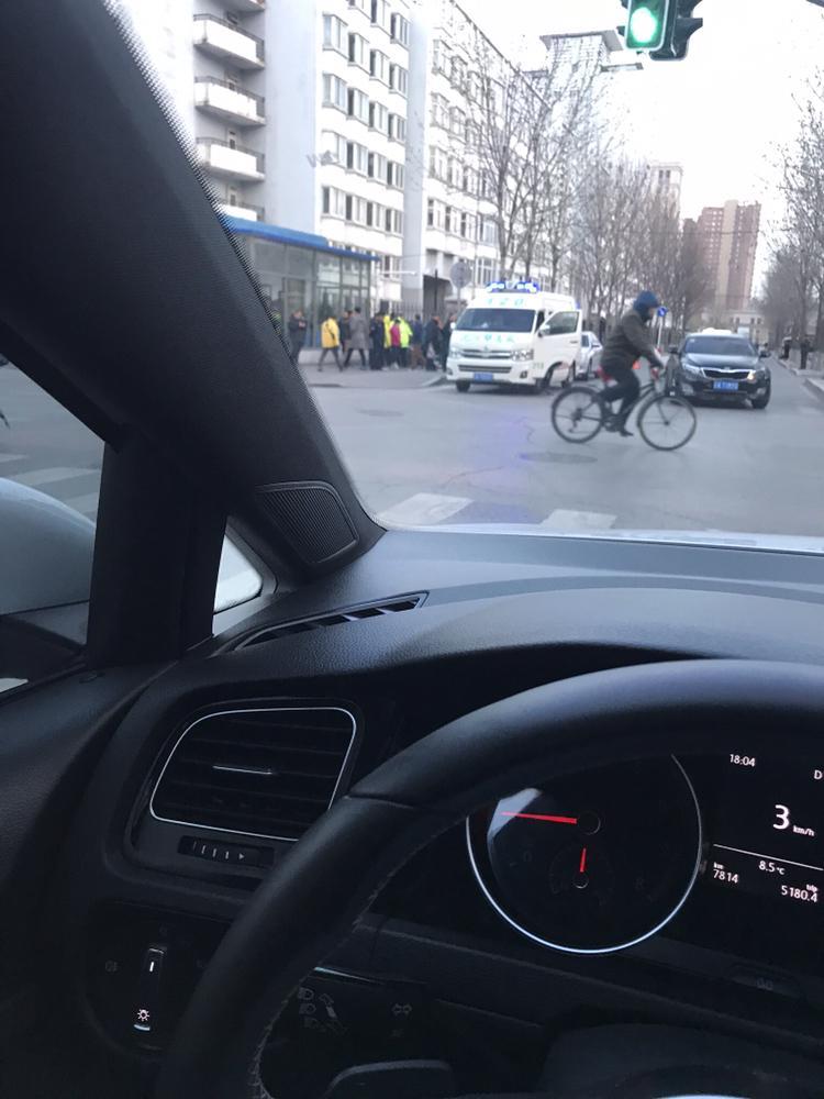高尔夫-3月新车天窗异响过坑就响，天窗调低喷蜡抹油都不好使