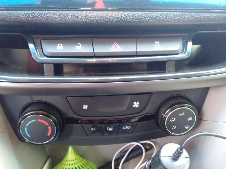 英朗-各車友，哪個是外循環按鍵，好像沒有？