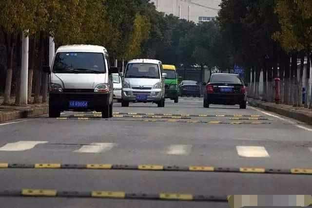 雷凌-过减速带可以踩刹车吗？

我们在马路上开车的时候经常会遇到减速带，减速带的作用很大，可以提醒各位车主降低车速。尤其是在学校门口以及小区附近，都会有密集的减速带。有些车主开车性子比较慢，能平稳地通过减速带，过减速带可以踩刹车吗？