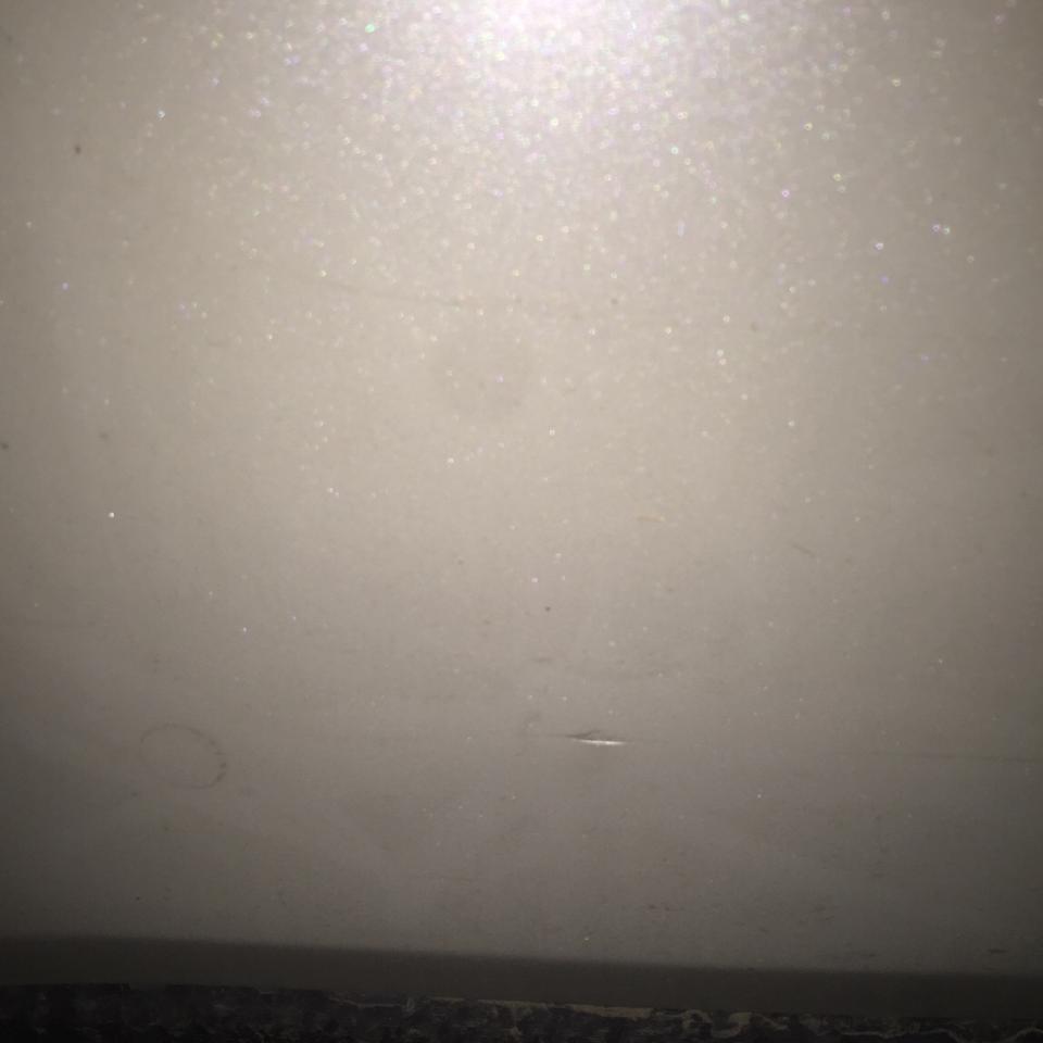 被追尾，漆掉了点。钣金有几个凹印。维修要多少钱？雷凌珍珠白